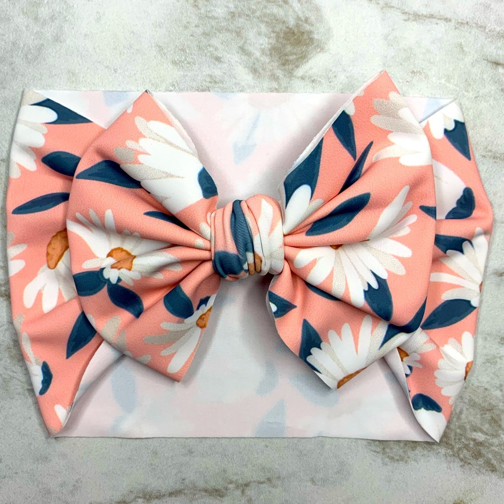 Pink/white floral infant head wrap in daisy